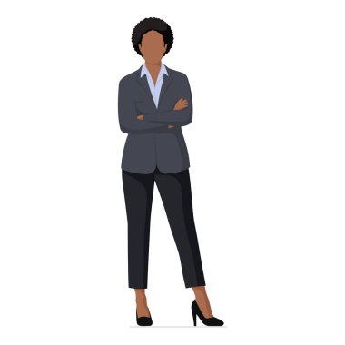 Kollarını kavuşturmuş, beyaz arka planda soyutlanmış profesyonel bir kadın yöneticinin portresi.