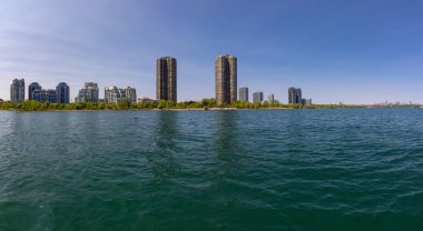 Humber Bay Park yakınlarındaki Marine Parade Drive 'daki deniz manzaralı evler ve Etobicoke' daki Ontario göl kenarına yakın. Mimico manzaralı deniz kenarı parkları boş zaman ve balıkçılık için. Toronto Batı.