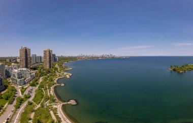 Humber Körfezi Sahilleri 'nin havadan görünüşü, Toronto yakınlarındaki Etobikolin deniz kıyısında şık bir mücevher. Efsanevi şehir manzaralı apartmanlar, göl kenarındaki yeşil parklar manzaralı kaçışlar ve modern yaşam. Mimiko