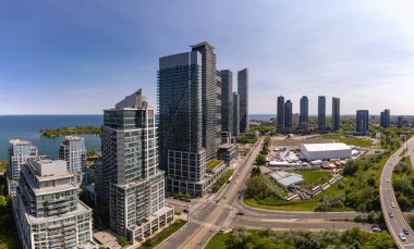 Ontario, Toronto West yakınlarındaki Etobicoke 'da Marine Parade Drive ve Lake Shore Boulevard West' in havadan görüntüsü. Mimico mahallesi. Ontario Gölü kıyısı ve konut gelişmeleri. 