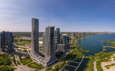 Mimicos 'un deniz manzarası destansı şehir manzarası. Marine Parade ve Lake Shore West 'te yaz havası var. Çarpıcı göl manzaralı şık evler ve Toronto yakınlarındaki Etobicoke 'da yaşayan bir şehir..