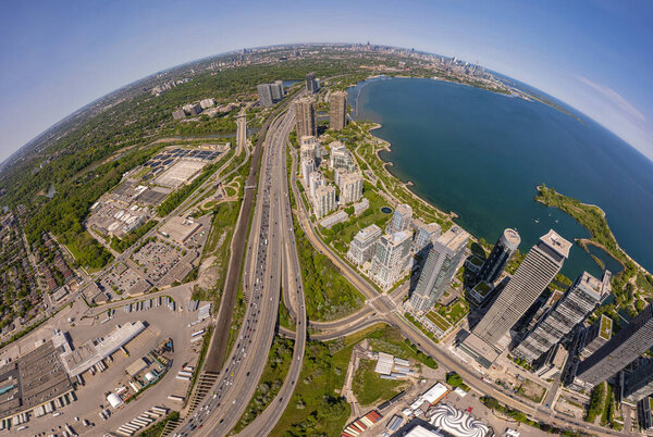 Вид с воздуха на Марин-парад-драйв и Лейк-Шор-бульвар в Этобикоке, недалеко от центра города Торонто, Онтарио. Район Мимико. Озеро Онтарио и жилые комплексы. 