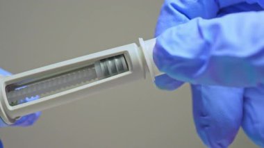 Semaglutit ilaç kalem enjektörü. Tip 2 diyabet tedavisinde kullanılan GLP-1 ilacı uzun vadeli ağırlığı yönetir ve önemli kardiyovasküler etkinlik riskini azaltır. 