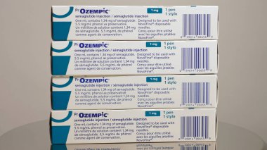 Ozempic Semaglutide kalem kutuları kapanıyor. Şeker hastalığı ve kilo kaybı için ilaç paketleri. İlaç enjekte edenlerin talimatları: Toronto, Ontario, Kanada - 28 Ekim 2025
