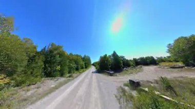 İleri görüşlü kır yolu ön plaka, verimli ağaçlardan oluşan yüksek kenar duvarlar. Manitoulin Adası 'nda sonbaharın başında kır yolunda araba kullanmak. Manitou Gölü yakınlarındaki Gibraltar Yolu, Ontario, Kanada.