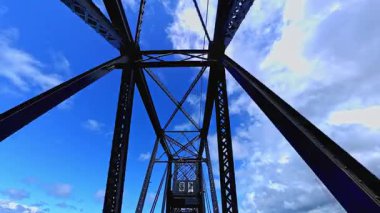 Kuzeydoğu Manitoulin Adası, Ontario 6. Otoyol 'daki Little Swing Köprüsü' nün en üst plakasını geçiyoruz. Köprü iki şeritli köprü, yaya yolu ve bisiklet yolu ile değiştirilecek.