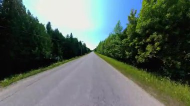 İleri görüşlü kır yolu ön plaka, verimli ağaçlardan oluşan yüksek kenar duvarlar. Manitoulin Adası 'nda sonbaharın başında kır yolunda araba kullanmak. Manitou Gölü yakınlarındaki Gibraltar Yolu, Ontario, Kanada.