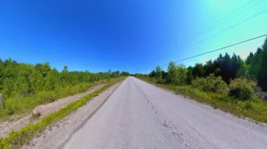 Geriye dönük kır yolu manzaralı araç plakası, bereketli ağaçlardan oluşan yüksek duvarlar. Manitoulin Adası 'nda sonbaharın başında kır yolunda araba kullanmak. Manitou Gölü yakınlarındaki Gibraltar Yolu, Ontario, Kanada.