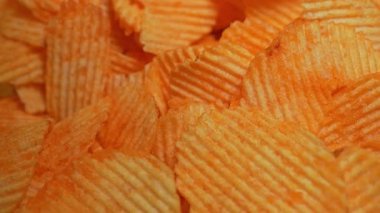 Çıtır patates cipsi. Sağlıksız fast food için kızarmış patates. Patates cipsinin yavaş akımı. Sağlıksız patates cipsi ve abur cubur. Obezite ve yüksek sağlık riskleri.