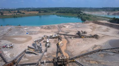 Nadir bulunan toprak madenciliğinin Kanada manzarası. Teknoloji, silah ve elektrikli araçlarda kullanılan nadir bulunan mineraller. Endüstri, doğa ve çevresel etki kavramı.