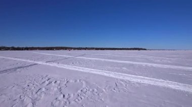 Cooks Bay, Innisfil, Ontario 'daki Simcoe Gölü' nün donmuş su yüzeyinde kar aracı görüntüleri. Jumbo levrek, turna balığı ve beyaz balıklar için kış balıkçılığı sezonu kiralamaları.