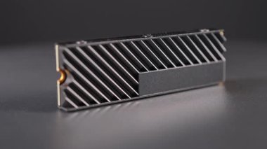 SSD Solid State Drive ekran, hızlı süratli NVMe tipi, SATA ve M.2 form uyumluluğu. Yapay zeka donanımında ve yapay zeka destekli veri merkezlerinde geleneksel Hard Disk Sürücüleri (HDD 'ler) değiştirmede SSD şarttır.