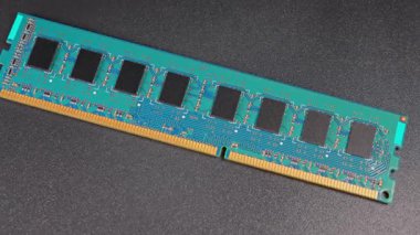 PC bilgisayarlar ve yapay zeka yapay zekası ve veri merkezleri için bellek RAM modülü. DDR Rastgele Erişim Bellek Özel bellek ve işleme için yüksek talep. Masaüstü Bilgisayar Donanımı.