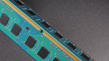 PC bilgisayarlar ve yapay zeka yapay zekası ve veri merkezleri için bellek RAM modülü. DDR Rastgele Erişim Bellek Özel bellek ve işleme için yüksek talep. Masaüstü Bilgisayar Donanımı.