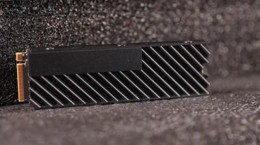 PC için yüksek hız M2 SSD. Bilgisayar donanım kıtlığı konsepti. Yapay zeka modellerinde kullanılan M.2 ve NVMe Depolama bellek çipleri eğitim verileri ve sunucularda Cloud Computing.