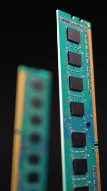 Bilgisayar sistemi donanımının RAM bellek modülü parçası. Makro görüntüyü kapat. Yapay Zeka modellerinin geliştirilmesi ve işlenmesinde kullanılan RAM. LLM ajanları için RAM çipleri aranıyor. Dikey.