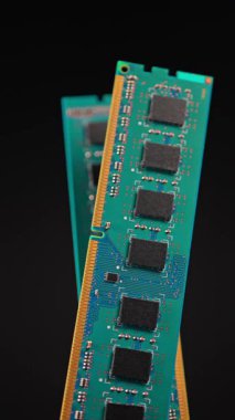 RAM bellek çubukları modül makro görüntü, bilgisayar donanımı. RAM kıtlığı ve yüksek talep konsepti nedeniyle fiyatlar yükseliyor. Yapay zeka veri merkezi imalatı muazzam miktarda hafıza tüketiyor. Dikey.