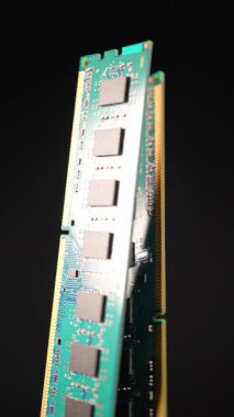 Bilgisayar sistemi donanımının RAM bellek modülü parçası. Makro görüntüyü kapat. Yapay Zeka modellerinin geliştirilmesi ve işlenmesinde kullanılan RAM. LLM ajanları için RAM çipleri aranıyor. Dikey.