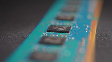 RAM bellek çubukları modül makro görüntü, bilgisayar donanımı. RAM eksikliği ve yüksek talep konsepti nedeniyle fiyat artışı. AI veri merkezi ve sunucu parçaları: Toronto, Ontario, Kanada - 17 Şubat 2026