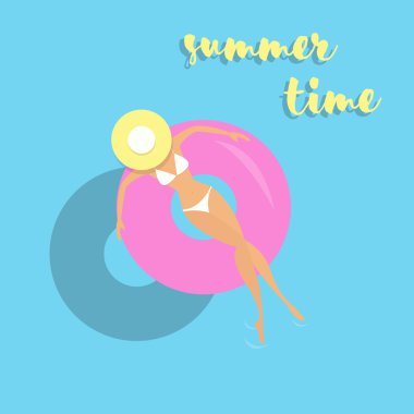 Su üzerinde yüzen lifebuoy kızla