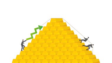 İş ekibi, uzun vadeli yatırım başarısı için yeşil büyüme okunu altın çubuk piramidin üzerine çekiyor.