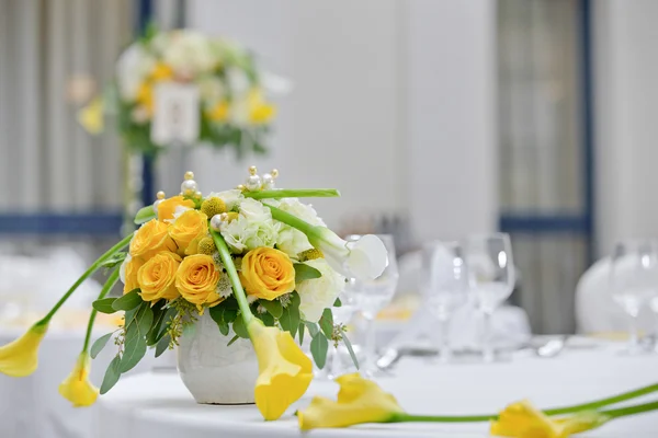 bir buket Sarı Gül ve bir vazoda Calla zambak