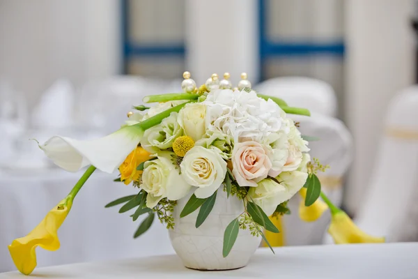 Ramo de flores blancas y amarillas en un jarrón — Foto de Stock