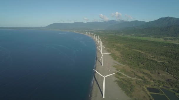 Légi Kilátás Szélturbinák Elektromos Energia Termelés Tengerparton Bangui Szélmalmok Ilocos — Stock videók