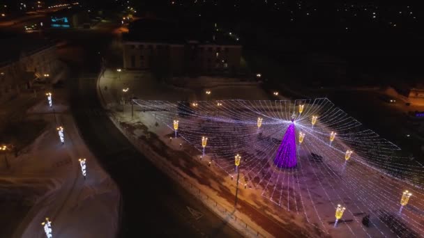 Choinka Mieście Wieczorem Choinka Pięknie Urządzone Boże Narodzenie Podwiązki Oświetlenie — Wideo stockowe