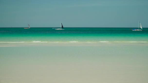 Praia Tropical Arenosa Com Barcos Iates Mar Azul Céu Verão — Vídeo de Stock
