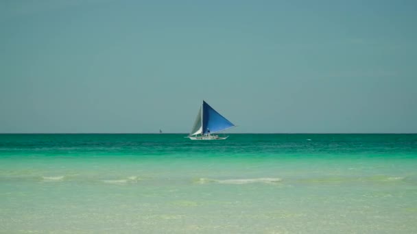 帆船在水晶般清澈的碧绿海水中 从上方驶来 帆船在海浪中滑行 菲律宾Boracay — 图库视频影像