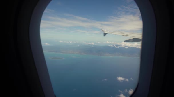 Avião Voando Sobre Mar Azul Ilha Tropical Avião Passar Pelo — Vídeo de Stock