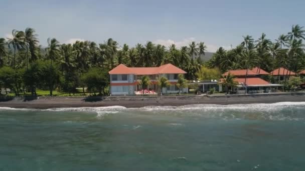 Havuzu Güneşli Yatakları Deniz Kenarında Palmiye Ağaçları Olan Lüks Bir — Stok video