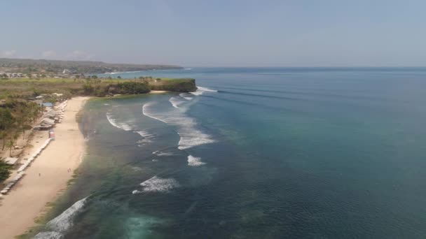 Letecký Pohled Pobřeží Písečnou Tropickou Pláží Balangan Přímořský Příboj Tropická — Stock video