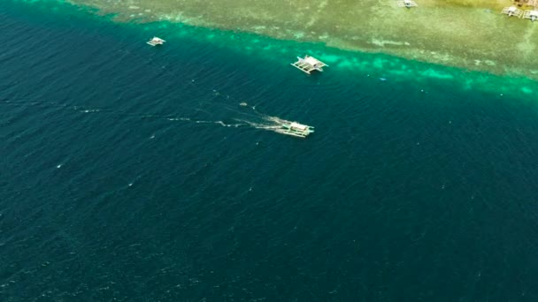 Подводные Лодки Ждут Дайверов Коралловом Рифе Сверху Моальбоал Филиппины — стоковое видео