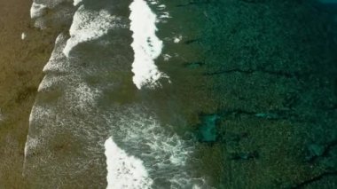 Büyük dalgalar kıyıya ve mercan kayalıklarına çarpıyor..