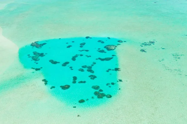 澄んだ水とサンゴ トップビューと明るいラグーン 海の環礁の上の海の表面 — ストック写真