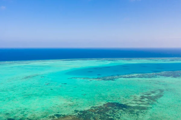 Атолл Синее Море Вид Сверху Морской Пейзаж Днем Бирюзовая Голубая — стоковое фото