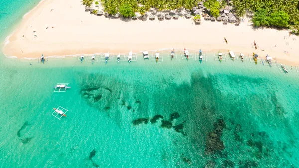 美丽的热带岛屿在阳光灿烂的天气 从上方看 菲律宾达科岛 白色沙滩和绿松石泻湖 — 图库照片