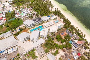 Boracay, Filipinler 'deki evler ve sokaklar, en üst düzey manzara. Büyük adadaki oteller ve binalar. Güneşli bir günde manzara.