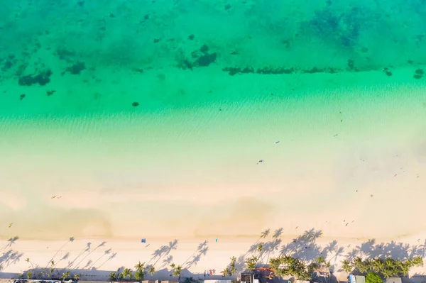 Tropisk Strand Med Vit Sand Och Palmer Utsikt Uppifrån Turkos — Stockfoto