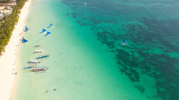 ボートや観光ビーチと美しいラグーン ボラカイ島の白いビーチ トップビュー 天気の良い日の海 — ストック写真