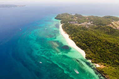 Puka Shell Sahili, Boracay Adası, Filipinler, hava manzaralı. Tropik beyaz kum plajı ve güzel bir göl. Turist tekneleri ve sahildeki insanlar. İnsanlar güzel sahilde rahatlar..