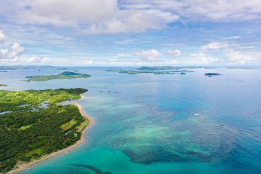 Sabahın erken saatlerinde adalı deniz manzaralı. Luzon adasının güzel manzarası. Caramoan Adaları, Filipinler. Resifleri ve adaları olan Malay takımadaları.