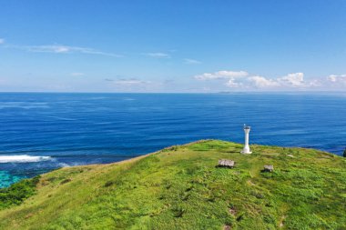 Tropikal bir adada deniz feneri. Yeşil adası olan güzel bir manzara. Basot Adası, Caramoan, Camarines Sur, Filipinler.