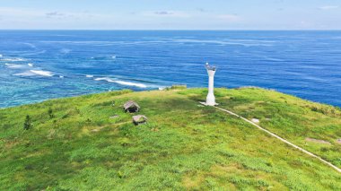Tropikal bir adada deniz feneri, üst manzara. Yeşil adası olan güzel bir manzara. Yaz ve seyahat tatili konsepti. Basot Adası, Caramoan, Camarines Sur, Filipinler.
