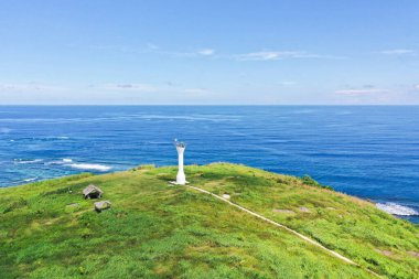Basot Adası, Caramoan, Camarines Sur, Filipinler. Deniz kenarındaki bir tepede deniz feneri, yukarıdan manzara. Yeşil adası olan güzel bir manzara. Yaz ve seyahat tatil konsepti.