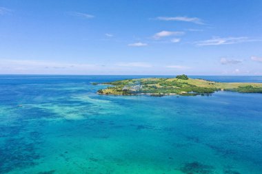 Basot Adası, Caramoan, Filipinler. Yeşil tepeli tropik ada, yukarıdan görünüyor. Yaz ve seyahat tatil konsepti.