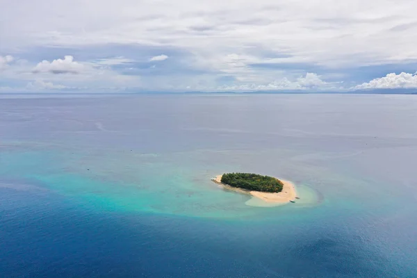 サンゴ礁 トップビューと青い海の中に砂浜と熱帯の島 フィリピンのローザ島 旅行のコンセプト 上から熱帯砂のビーチとターコイズブルーの水の景色 — ストック写真