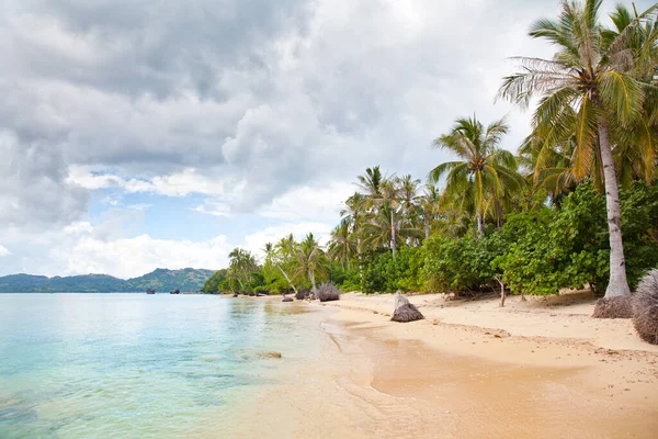 Bílá Písečná Pláž Palmy Opuštěná Pláž Karamojské Ostrovy Filipíny — Stock fotografie